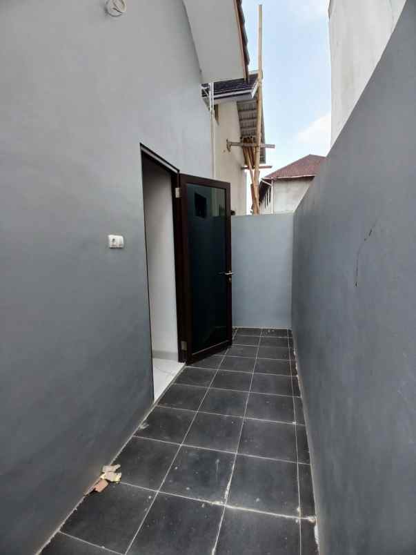 rumah minimalis 2 lantai siap huni di pengasinan depok
