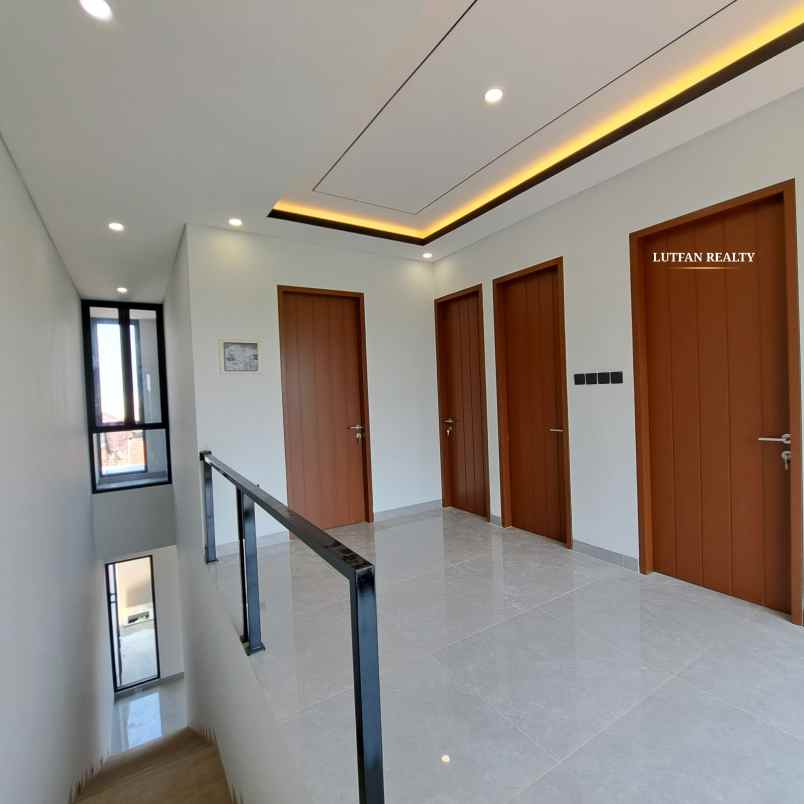 rumah modern kontemporer jagakarsa dalam cluster