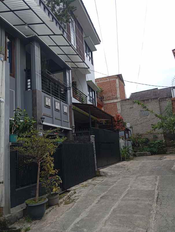 rumah sariwangi dekat kampus polban upi