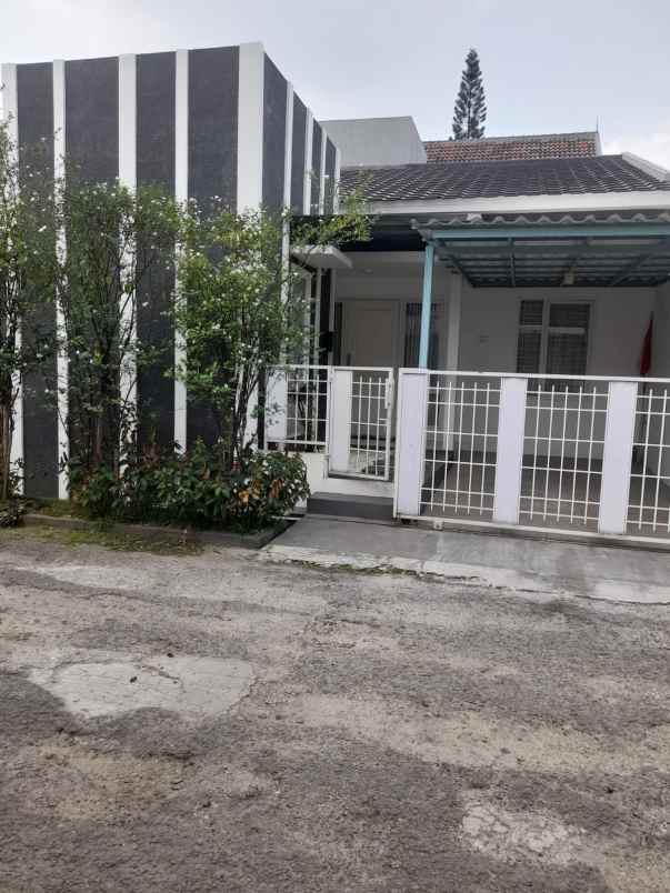 rumah secondary rapi terawat siap huni graha raya