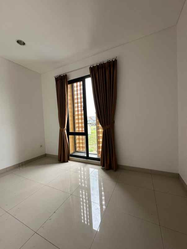 rumah siap huni di cluster mahakam jgc jakarta timur