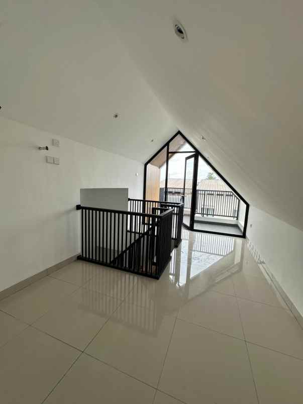 rumah siap huni di cluster mahakam jgc jakarta timur