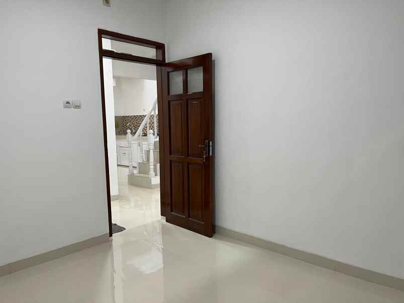 rumah siap huni di pondok bambu jakarta timur