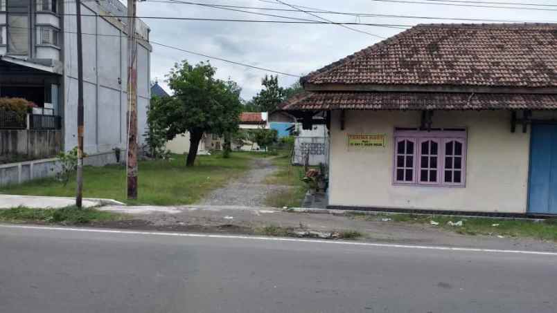 rumah tepi jl raya solo sragen