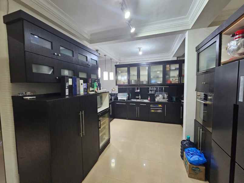 rumah zona komersial di jalan bangka jakarta selatan