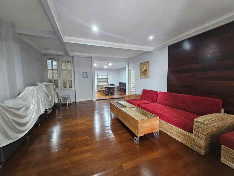 rumah zona komersial di jalan bangka jakarta selatan