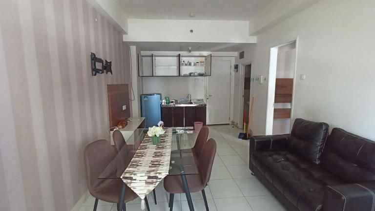 sewa apartemen berkeley 1br luas ada ruang tamu