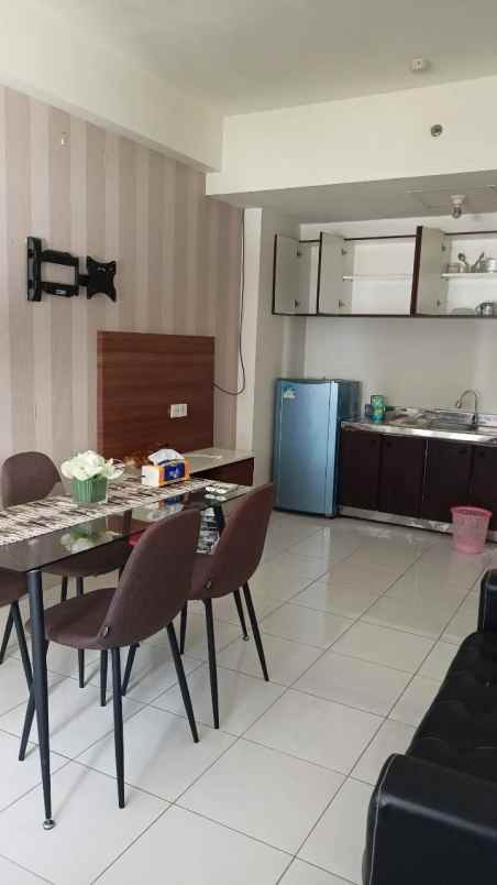 sewa apartemen berkeley 1br luas ada ruang tamu