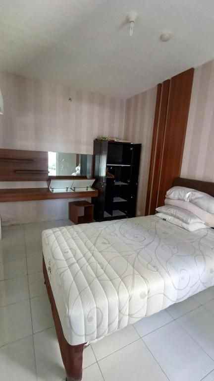 sewa apartemen berkeley 1br luas ada ruang tamu