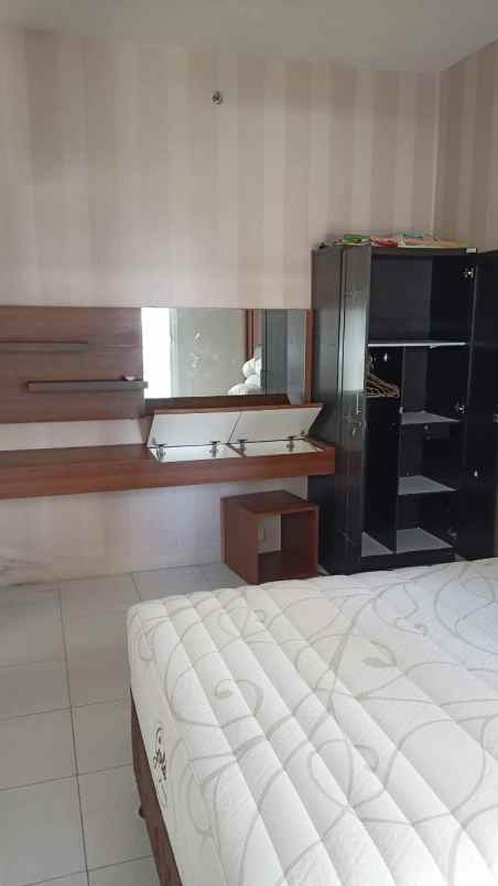 sewa apartemen berkeley 1br luas ada ruang tamu