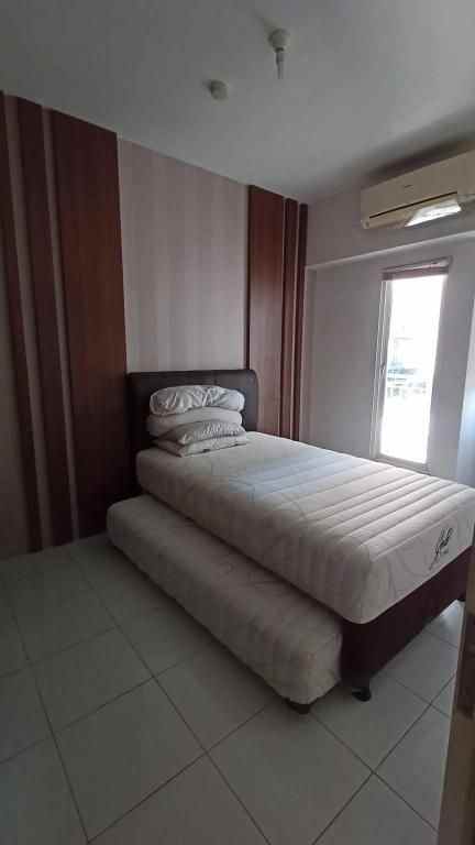 sewa apartemen berkeley 1br luas ada ruang tamu