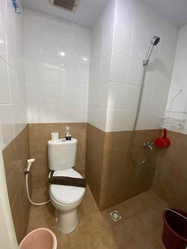 sewa apartemen studio furnish di green pramuka city
