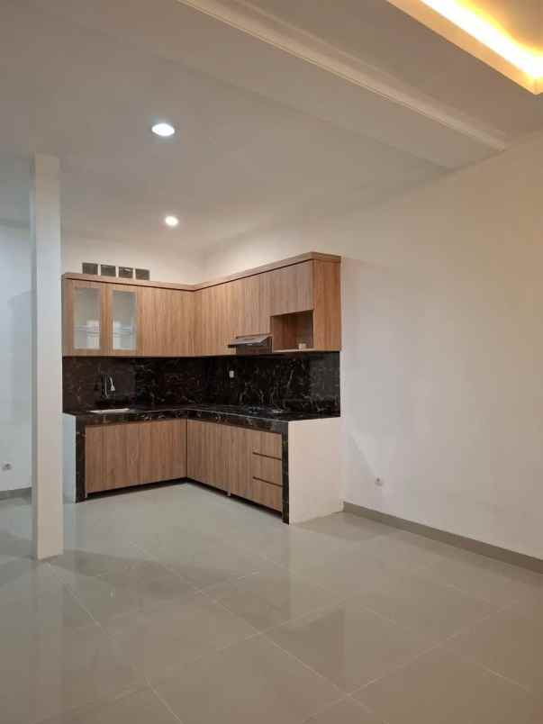 dijual cepat rumah 2 lantai siap huni di kota wisata