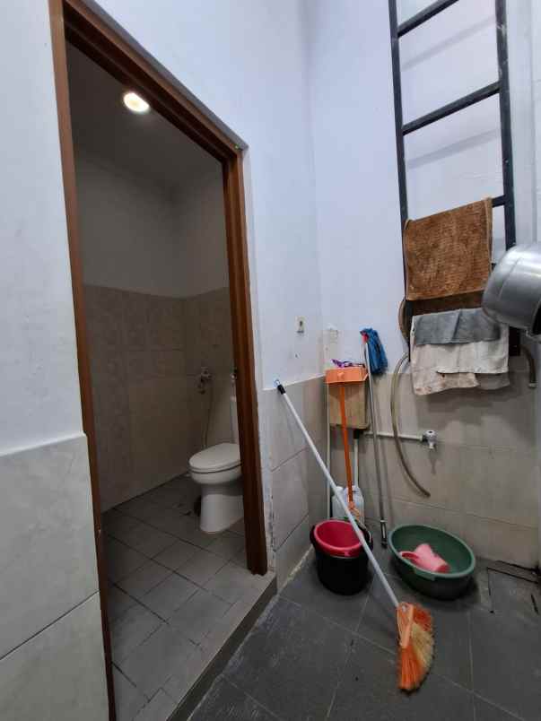 dijual rumah 2 lantai di taman surya