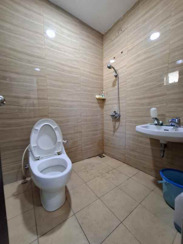 dijual rumah 2 lantai di taman surya