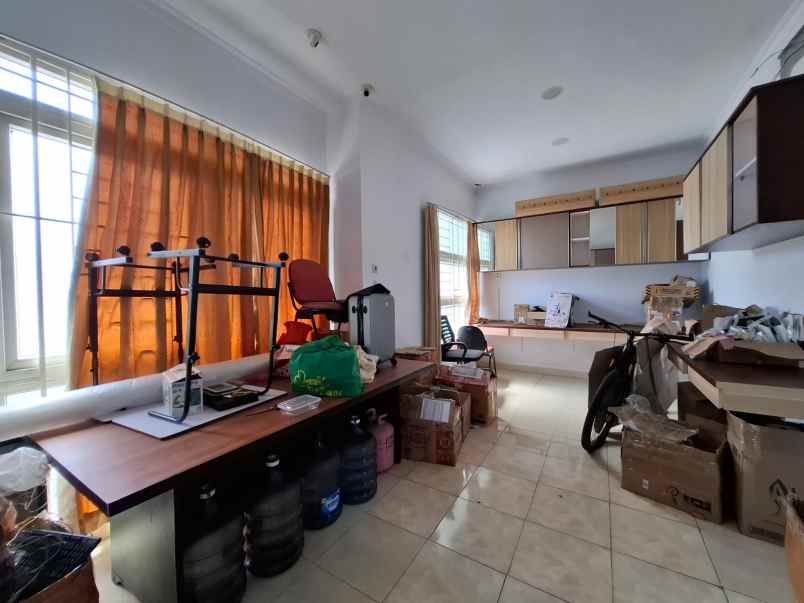 dijual rumah 2 lantai di taman surya