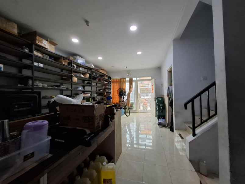 dijual rumah 2 lantai di taman surya