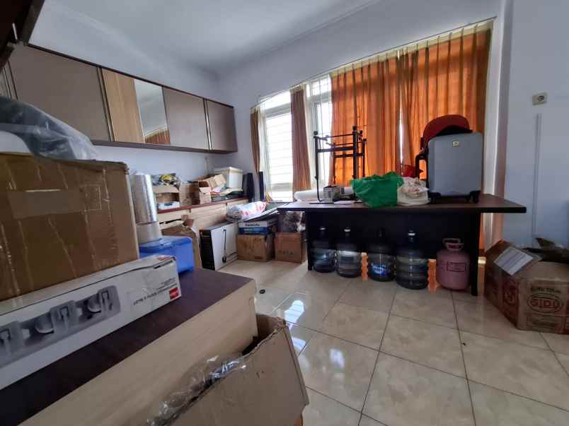 dijual rumah 2 lantai di taman surya