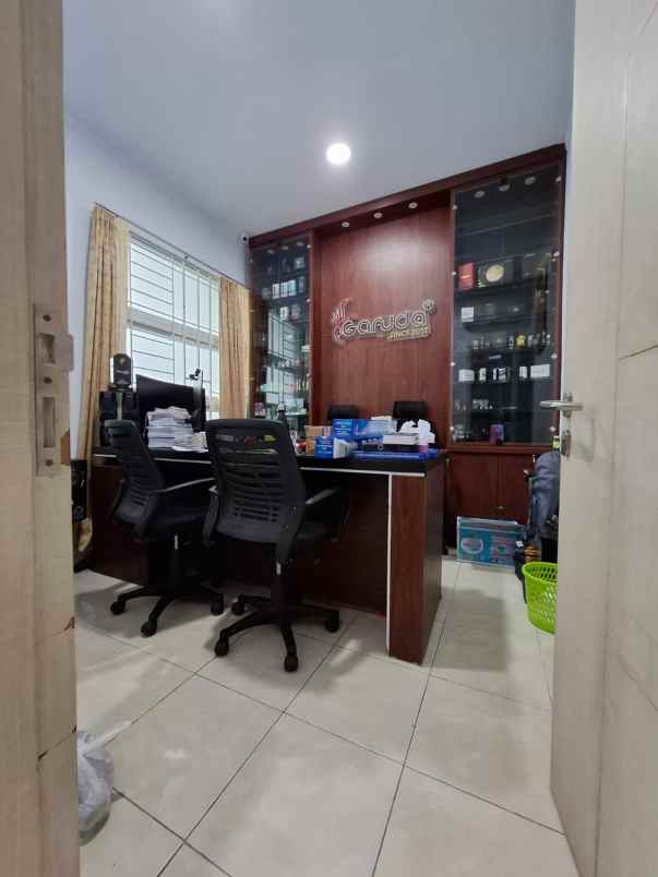 dijual rumah 2 lantai di taman surya