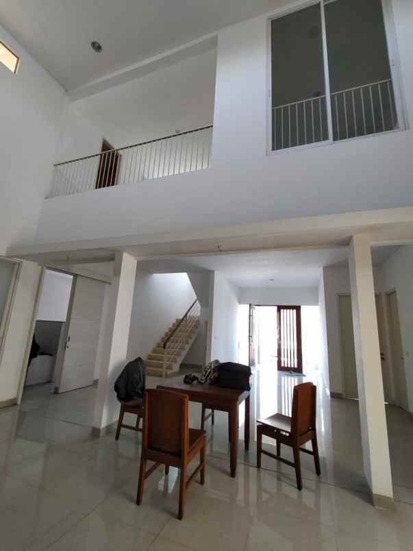 dijual rumah babatan pantai
