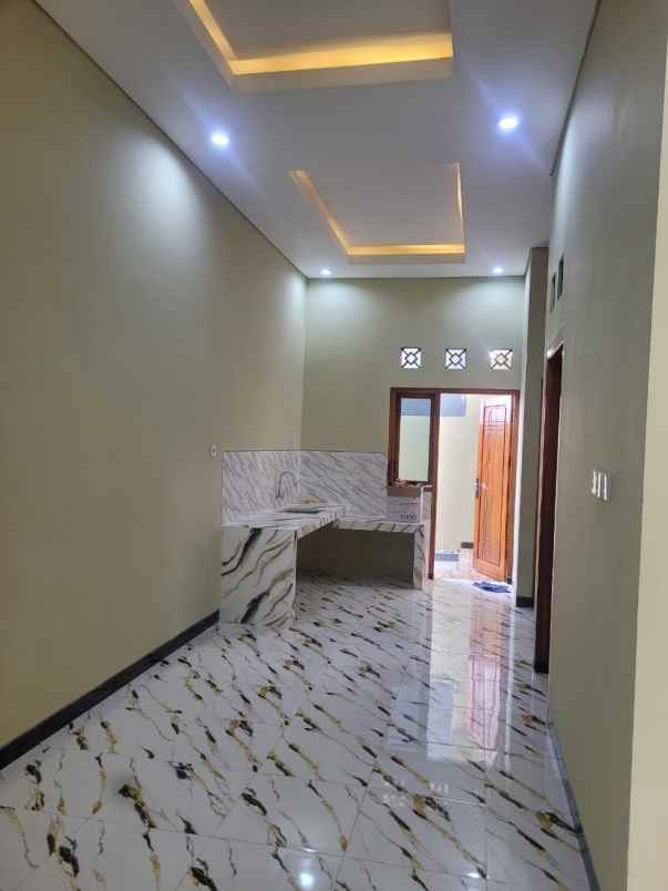 dijual rumah balas klumprik wiyung