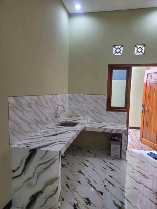 dijual rumah balas klumprik wiyung