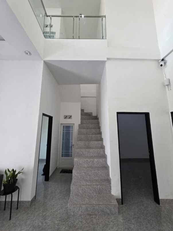dijual rumah baru 2 lantai di daerah setia budi medan