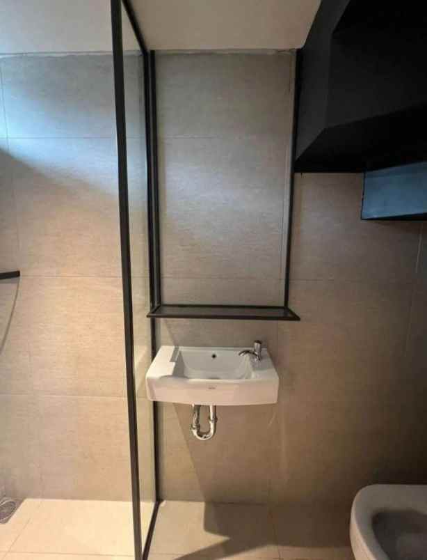 dijual rumah baru 3 lantai di dekat jl raya bomang