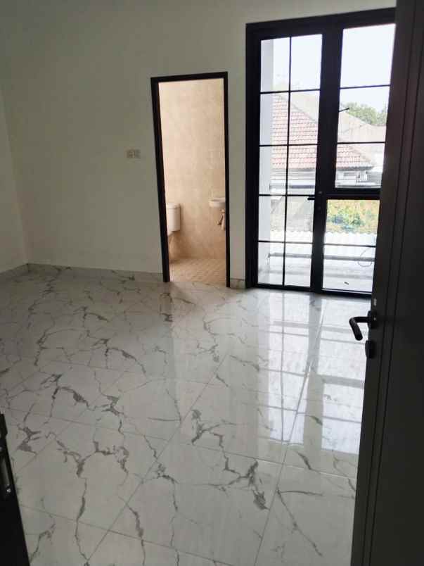dijual rumah baru gress di tenggilis mejoyo