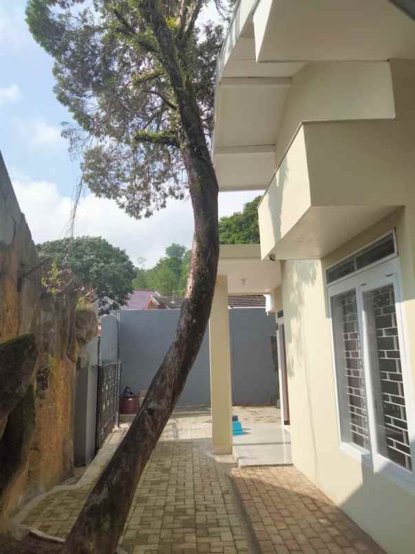 dijual rumah batu
