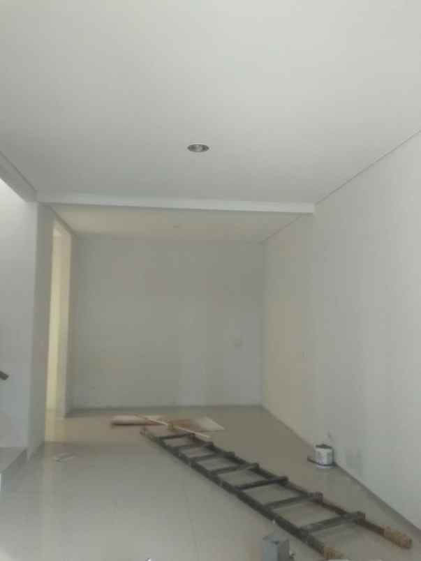 dijual rumah cluster grande setraduta