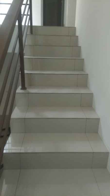 dijual rumah cluster grande setraduta