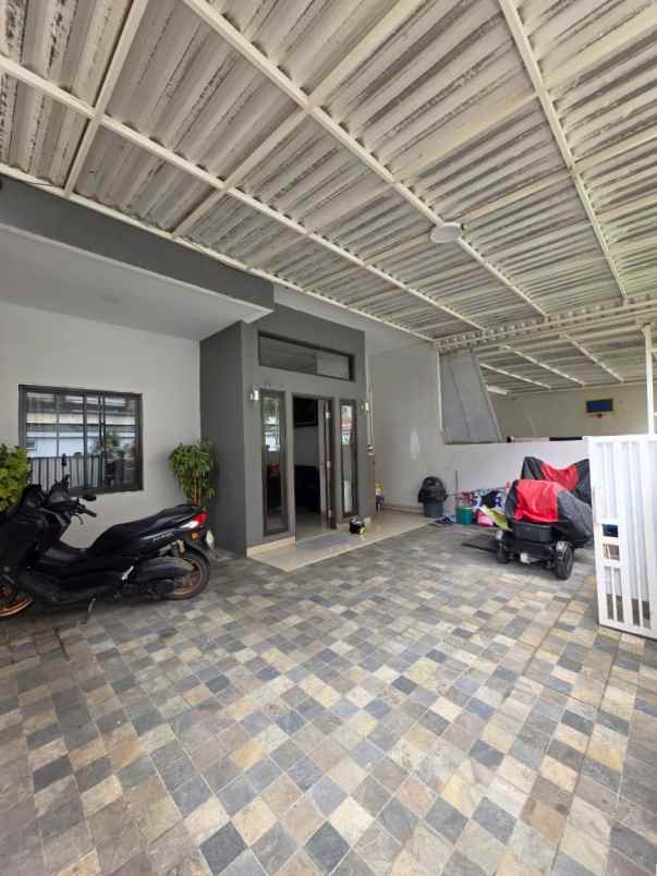 dijual rumah cluster taman sari kota