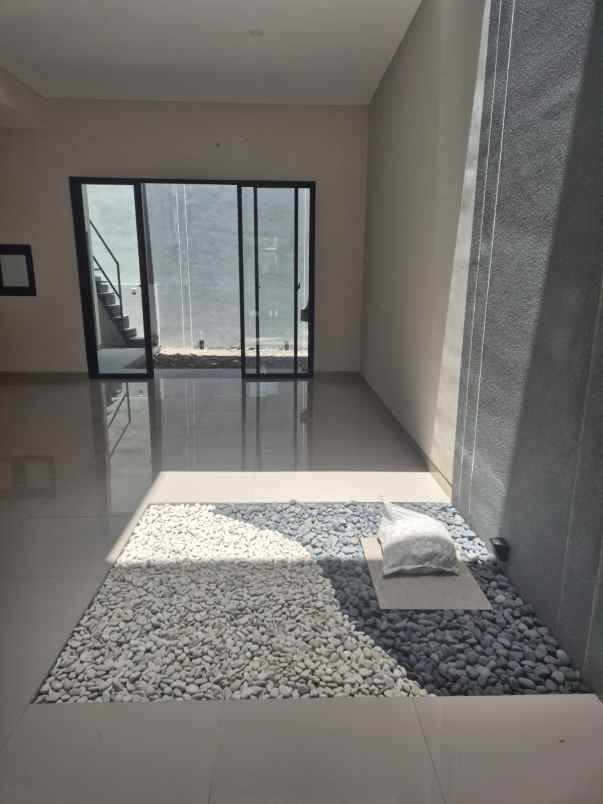 dijual rumah darmo permai timur