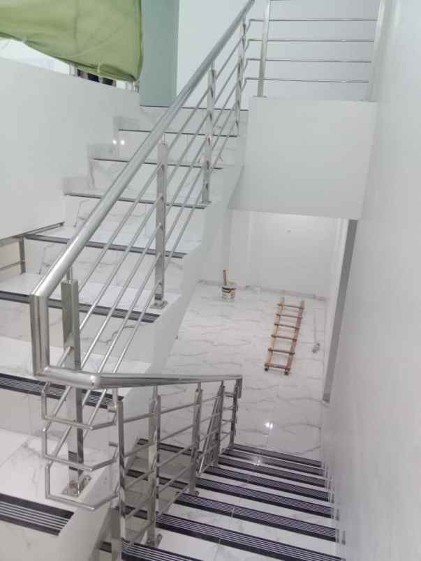 dijual rumah di jalan angke indah jakarta barat