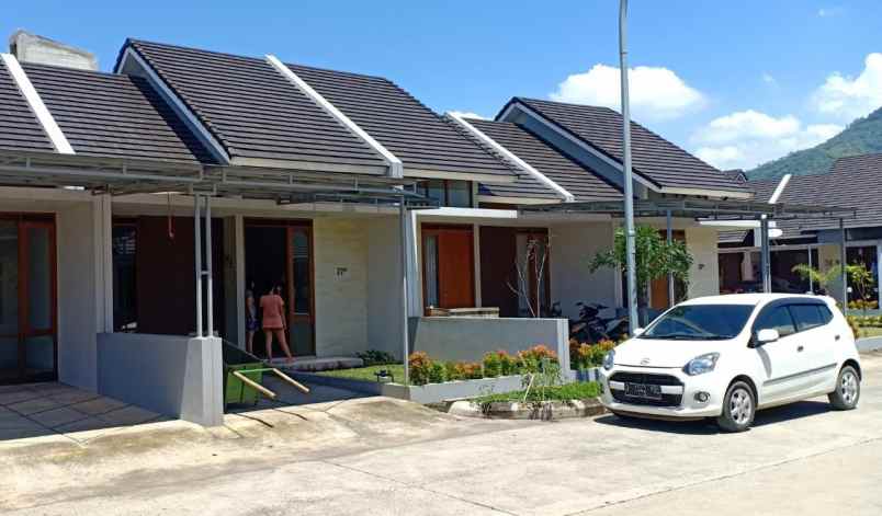 dijual rumah di komplek bumi siliwangi bandung