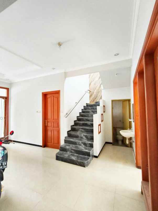 dijual rumah dukuh kupang timur sawahan