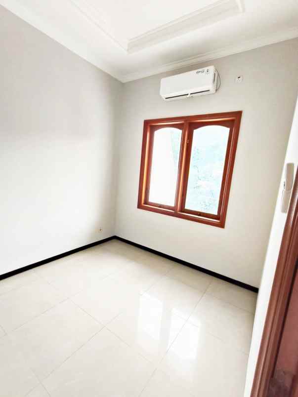 dijual rumah dukuh kupang timur sawahan