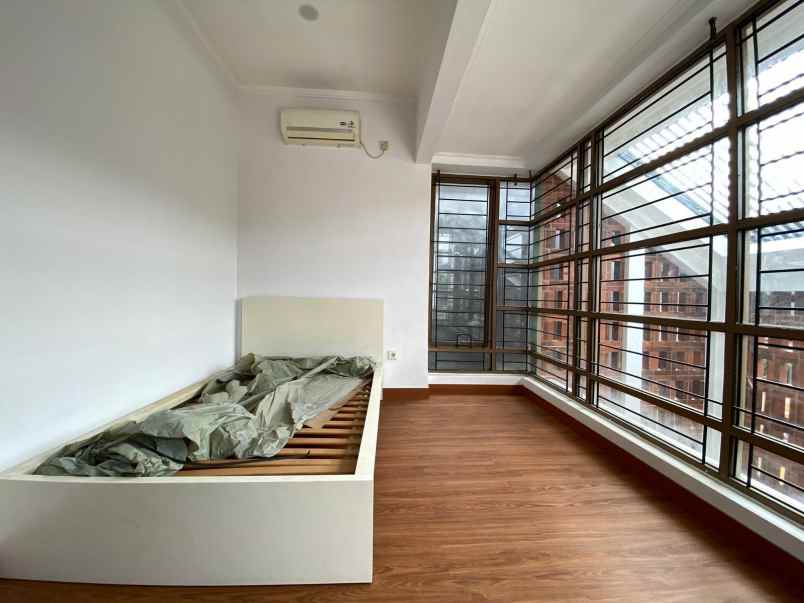 dijual rumah emerald bintaro
