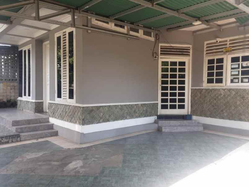dijual rumah gg waru