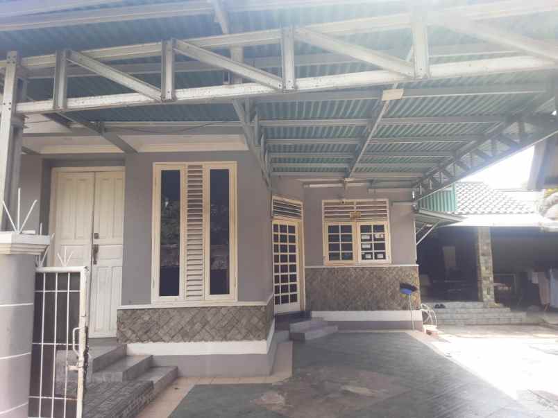dijual rumah gg waru