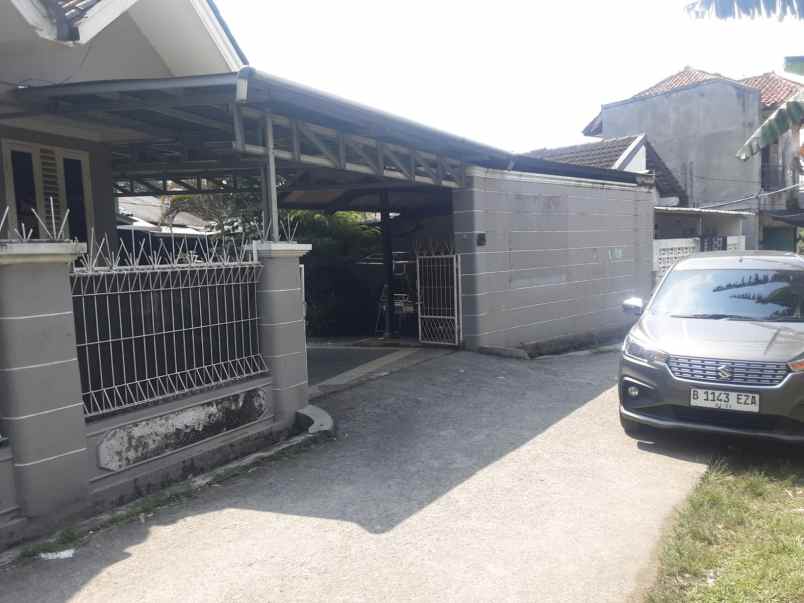 dijual rumah gg waru