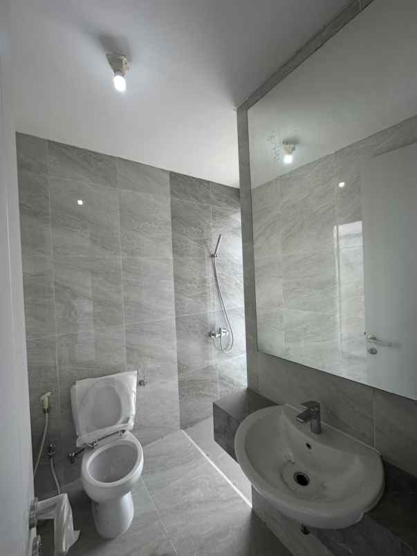 dijual rumah grand pakuwon gladstone
