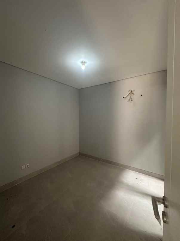 dijual rumah grand pakuwon gladstone