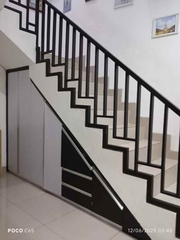 dijual rumah hook 2 lantai