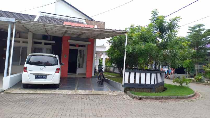dijual rumah hook 2 lantai