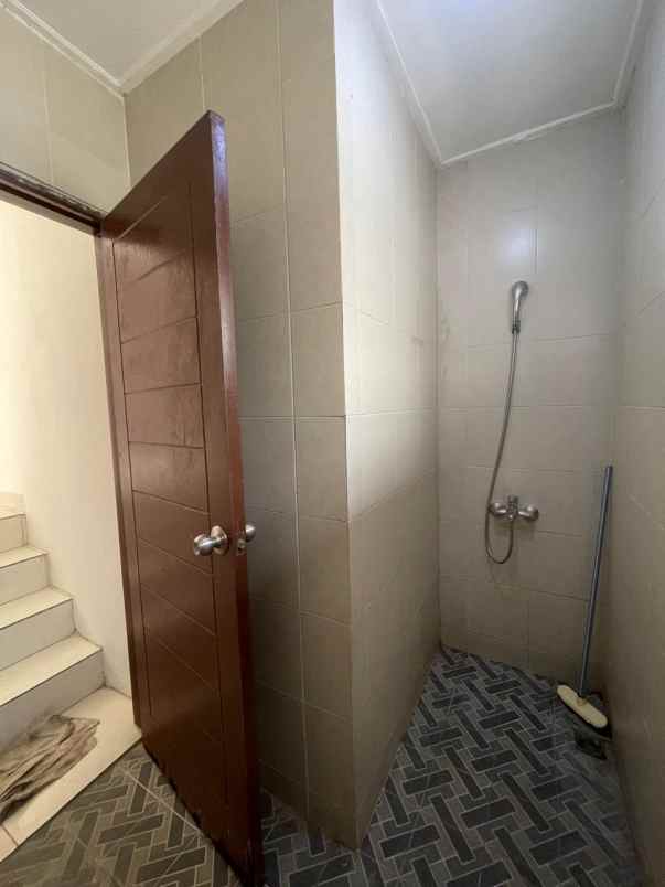 dijual rumah jalan discovery park