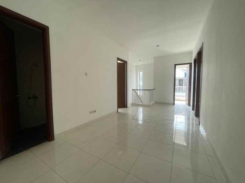 dijual rumah jalan discovery park