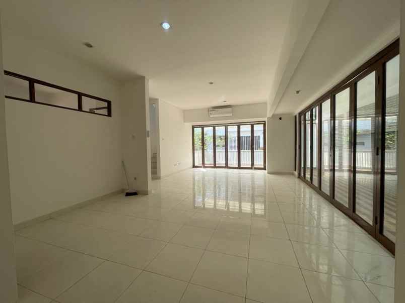 dijual rumah jalan discovery park