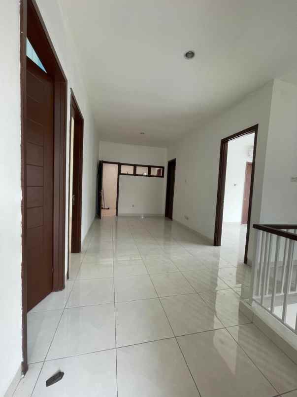 dijual rumah jalan discovery park